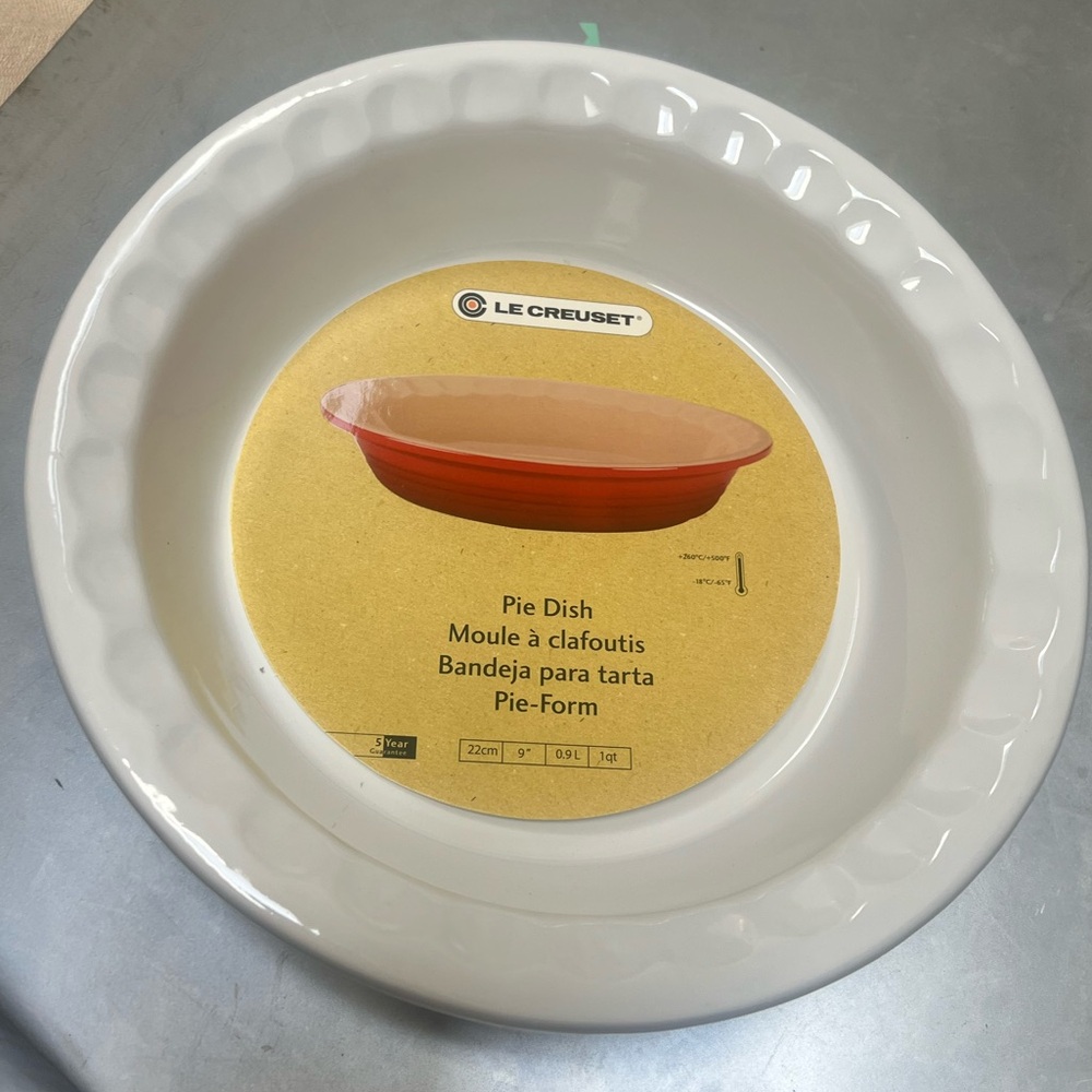 NWT Le Creuset Artichoke 9” Stoneware Dimpled Pie Plate, Versatile!